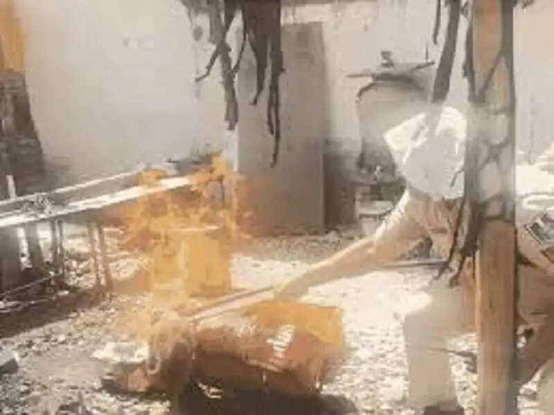 इंदौर में नाश्ता कॉर्नर दुकान पर गैस टंकी में लगी आग, &nbsp;एसीपी और एफआरवी&nbsp;टीम ने संभाला मोर्चा