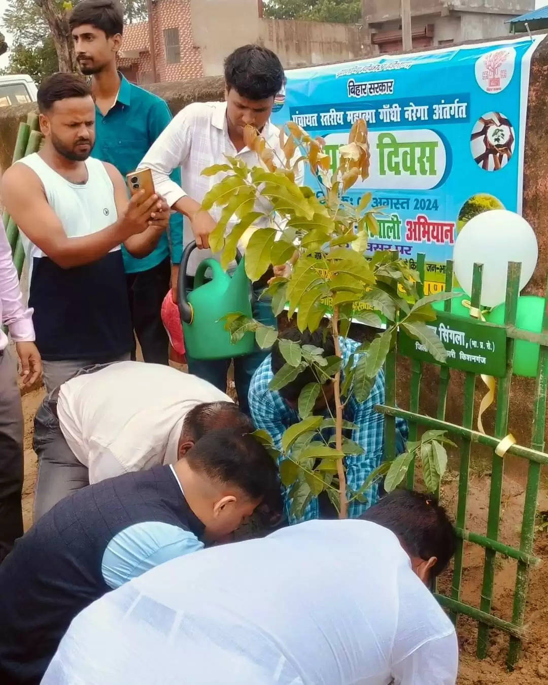 बिहार पृथ्वी दिवस के अवसर पर जिलाधिकारी एवं उप विकास आयुक्त ने किया पौधारोपण