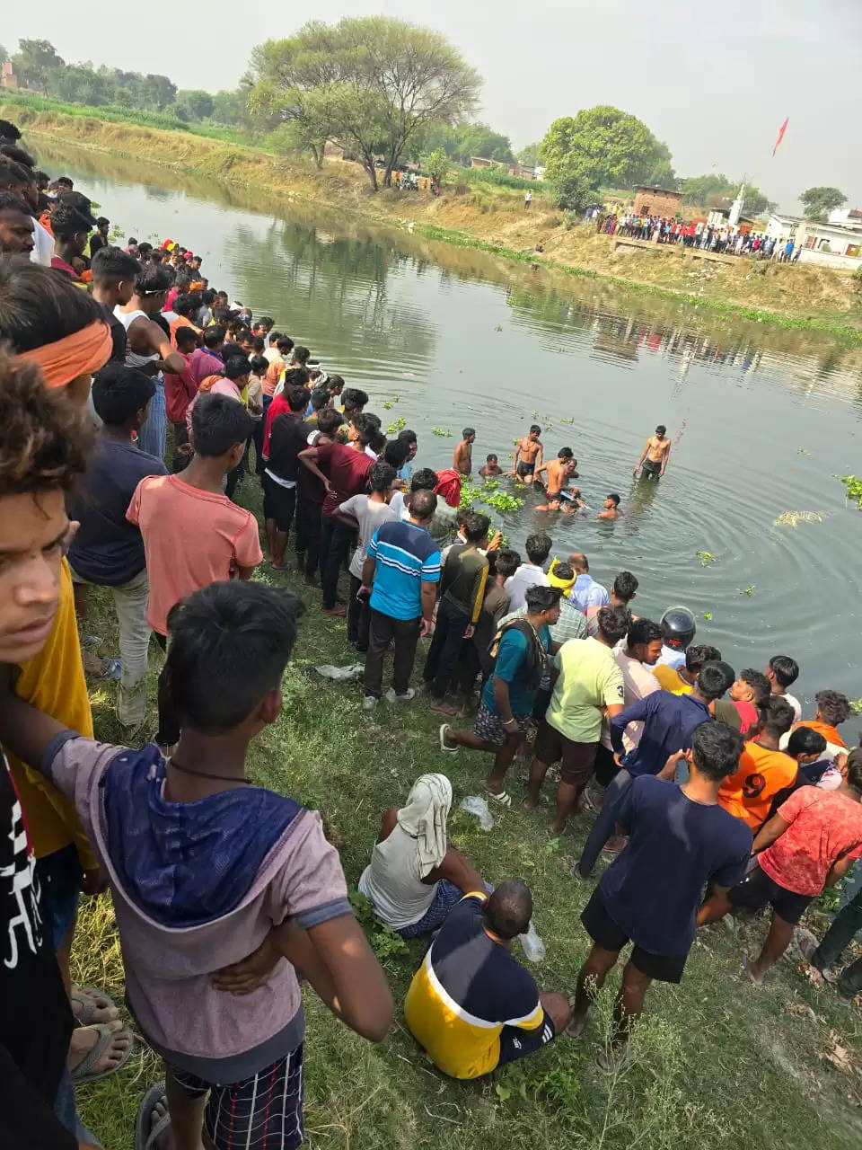 तेज रफ्तार कार अनियंत्रित होकर वरूणा नदी में गिरी, बड़ा हादसा टला