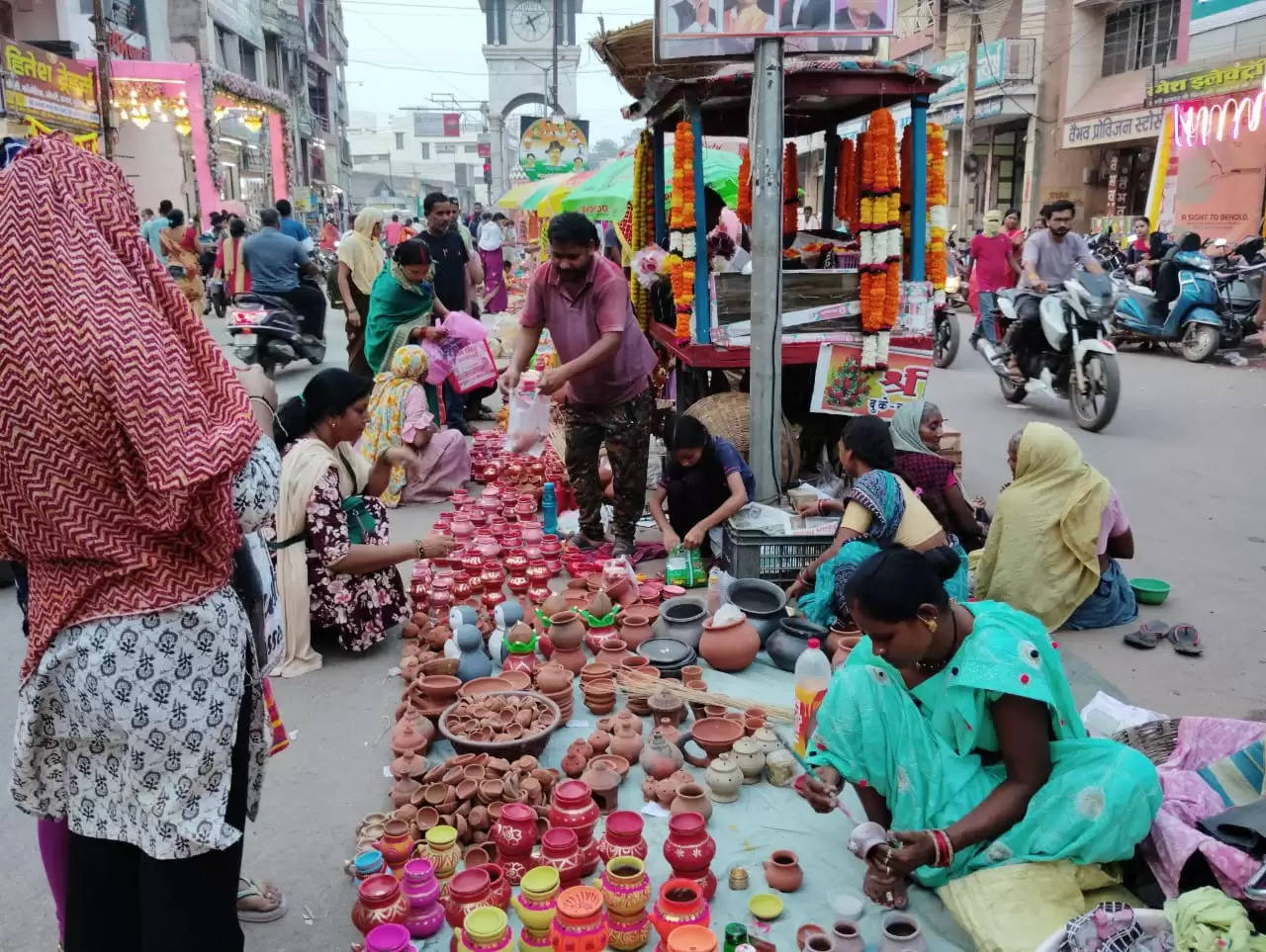 करवाचौथ को लेकर बाजार में रौनक, पूजन साम्रगी खरीदने लगी भीड़