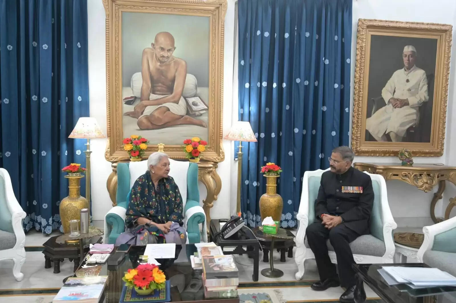 राज्यपाल आनंदीबेन पटेल से पूर्व डीजीपी प्रशांत कुमार ने शिष्टाचार भेंट की