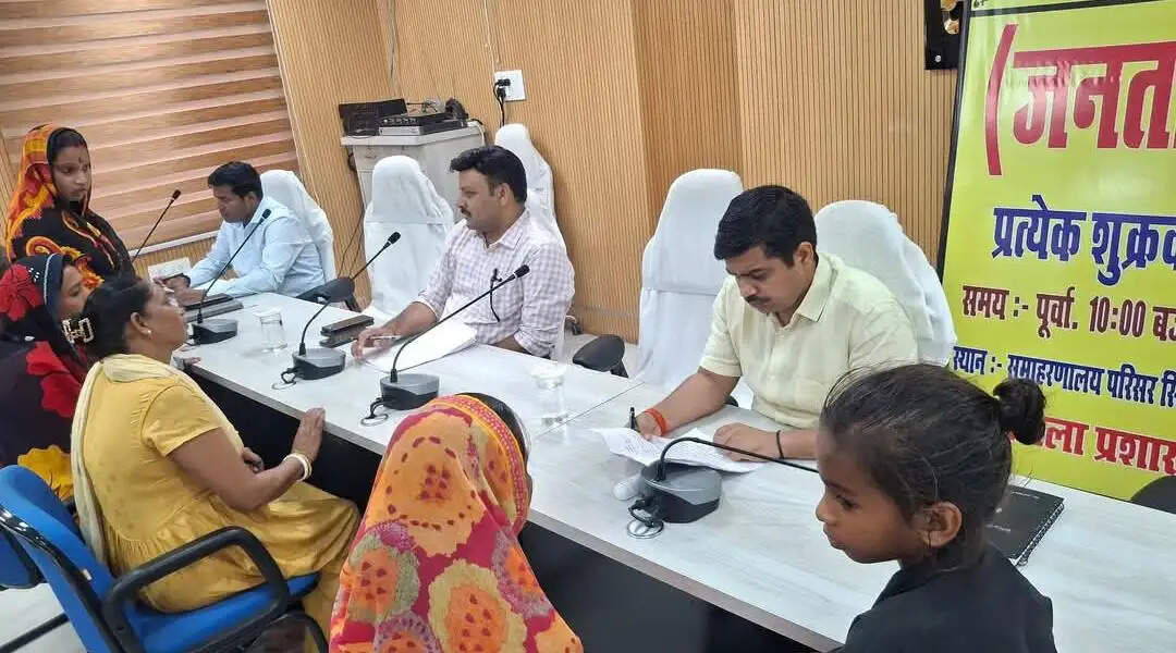 जनता दरबार में डीएम ने सुनीं लोगों की समस्याएं, 32 आवेदनों पर त्वरित कार्रवाई के निर्देश