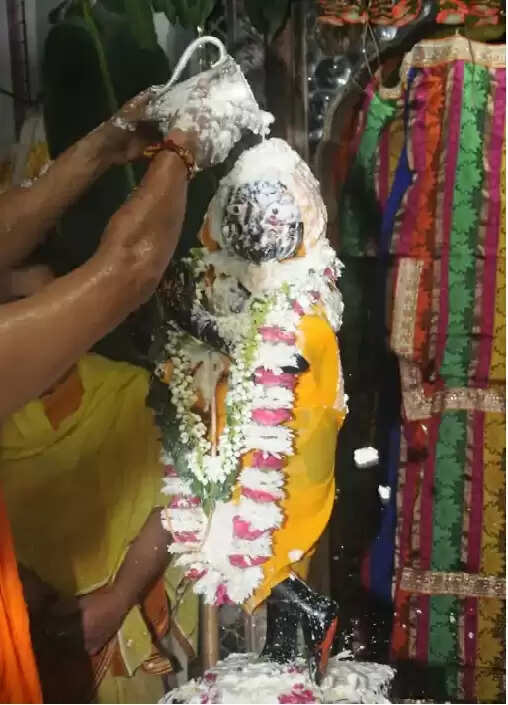 राधा-दामोदर मंदिर में दिन में होगा कान्हा का जन्म: 21 तोपों की सलामी से गूंजेगा परिसर