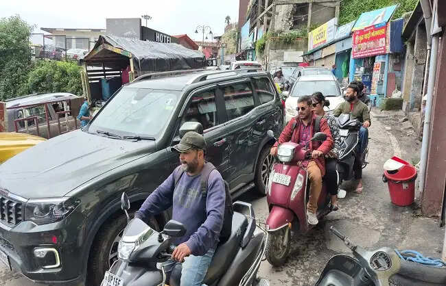वीकेंड पर जाम से जूझी मसूरी, स्थायी समाधान की मांग तेज