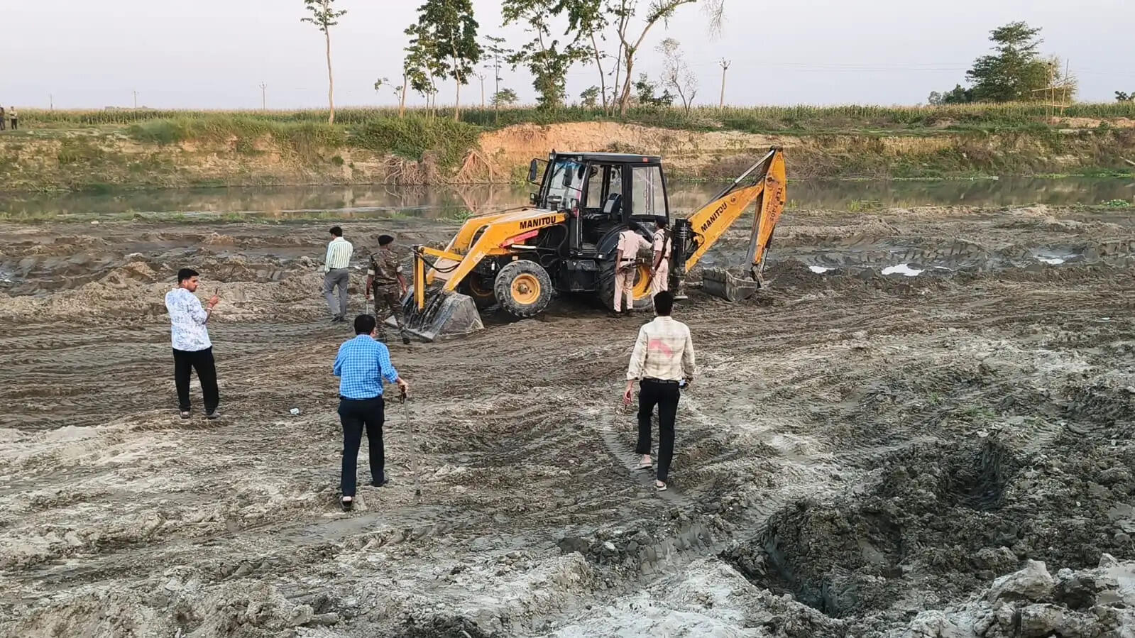 अनुमंडल प्रशासन ने अवैध खनन में लगे एक जेसीबी और ट्रैक्टर को किया जब्त