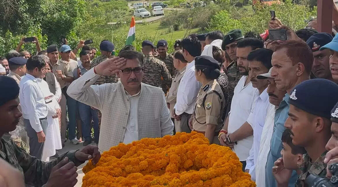 बलिदानी पवन कुमार को विपिन परमार ने दी श्रद्धांजलि