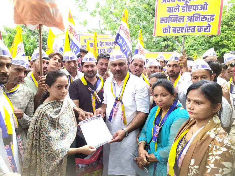 डीएफओ के खिलाफ जन अधिकार पार्टी का प्रदर्शन, पुतला जलाया