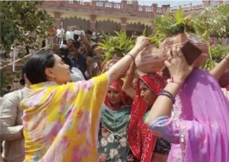 बूढ़ा पुष्कर में श्रमदान और वृक्षारोपण के साथ वंदे गंगा जन अभियान का समापन
