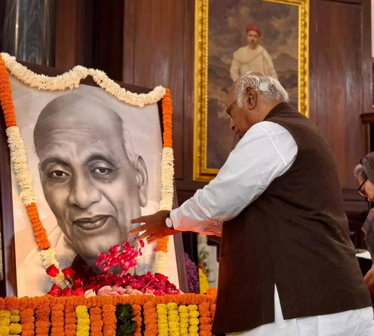 मल्लिकार्जुन खरगे, सोनिया गांधी और राहुल गांधी ने संसद भवन में सरदार पटेल की 150वीं जयंती पर दी श्रद्धांजलि
