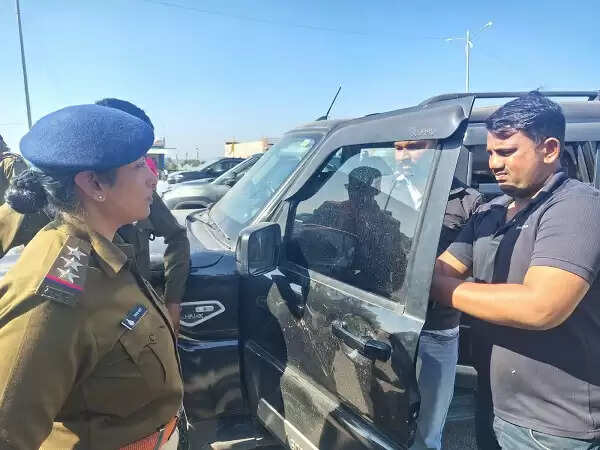 दतिया : वाहनों में लगी ब्लैक फिल्म उतरवाकर पुलिस ने की चलानी कार्यवाही