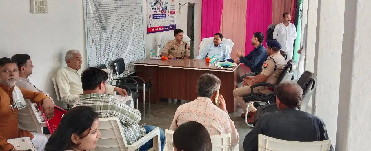 समाधान दिवस में डीएम-एसपी ने सुनीं फरियादियों की समस्याएं