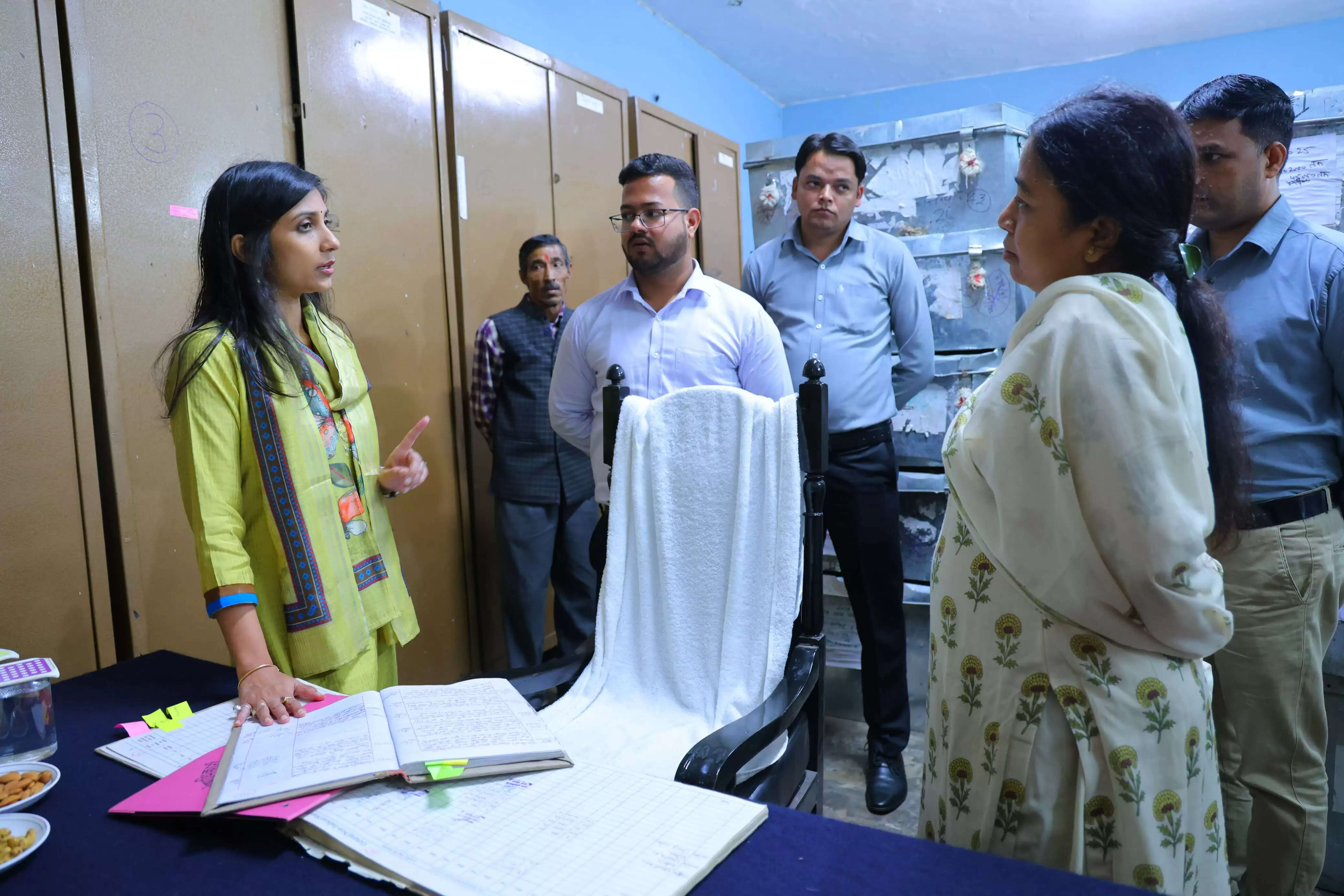 जिलाधिकारी ने किया कोषागार का किया निरीक्षण