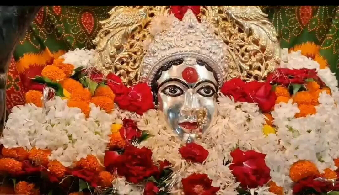 शारदीय नवरात्र: दूसरा दिन तप, त्याग, संयम, सदाचार की देवी ब्रम्हचारिणी को समर्पित,दरबार में उमड़े श्रद्धालु