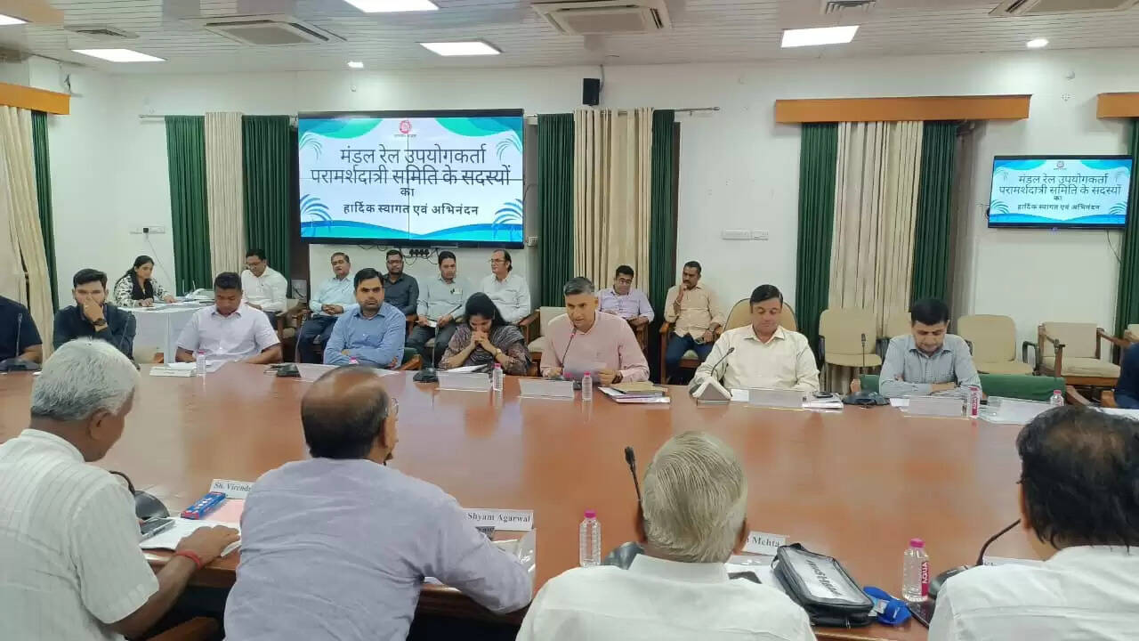 रेलवे स्टेशनों पर ट्रेनों के ठहराव व प्लेटफॉर्म शेल्टर विस्तार पर दिलाया ध्यान