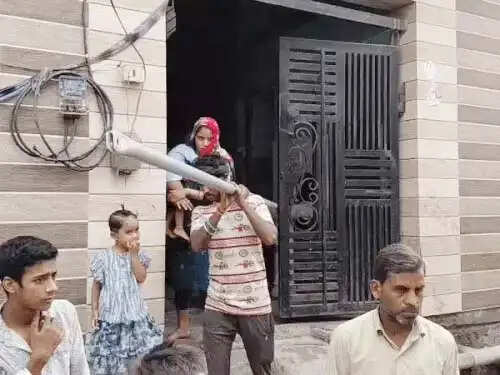 फरीदाबाद : मोबाइल टावर लगाने का विरोध, वापस लेकर लौटे कर्मचारी