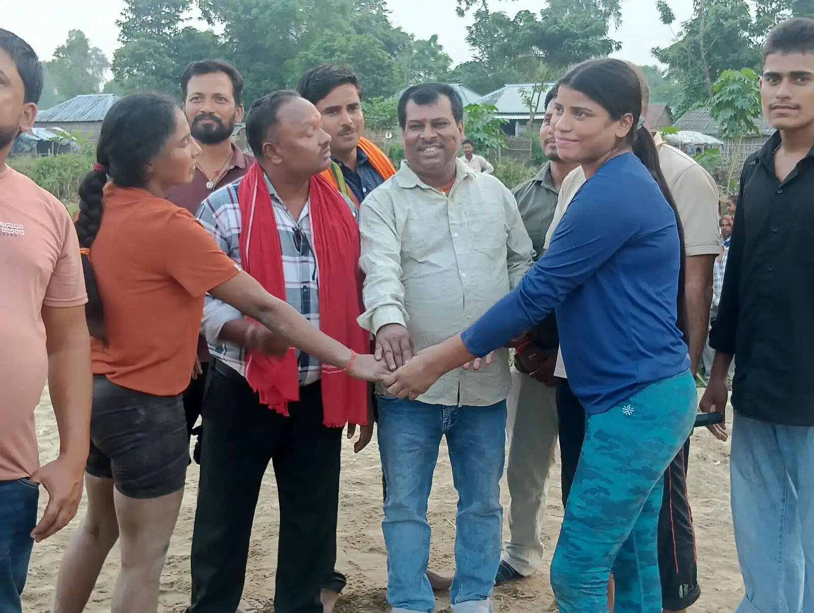 ठाढ़ा भवानीपुर के जितिया मेले में महिला पहलवानों ने दिखाया दमखम