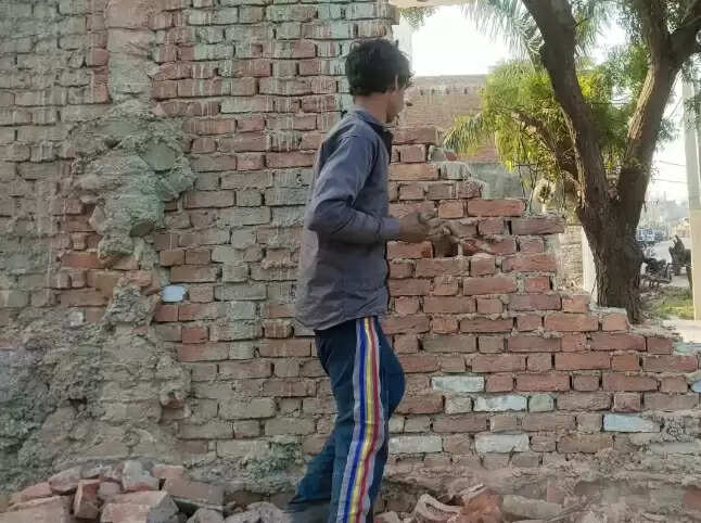 संभल में बुलडोजर का खौफ, शर्की कर्बला रोड के अवैध कब्जेदारों ने अपने मकानों पर चलाया हथौड़ा