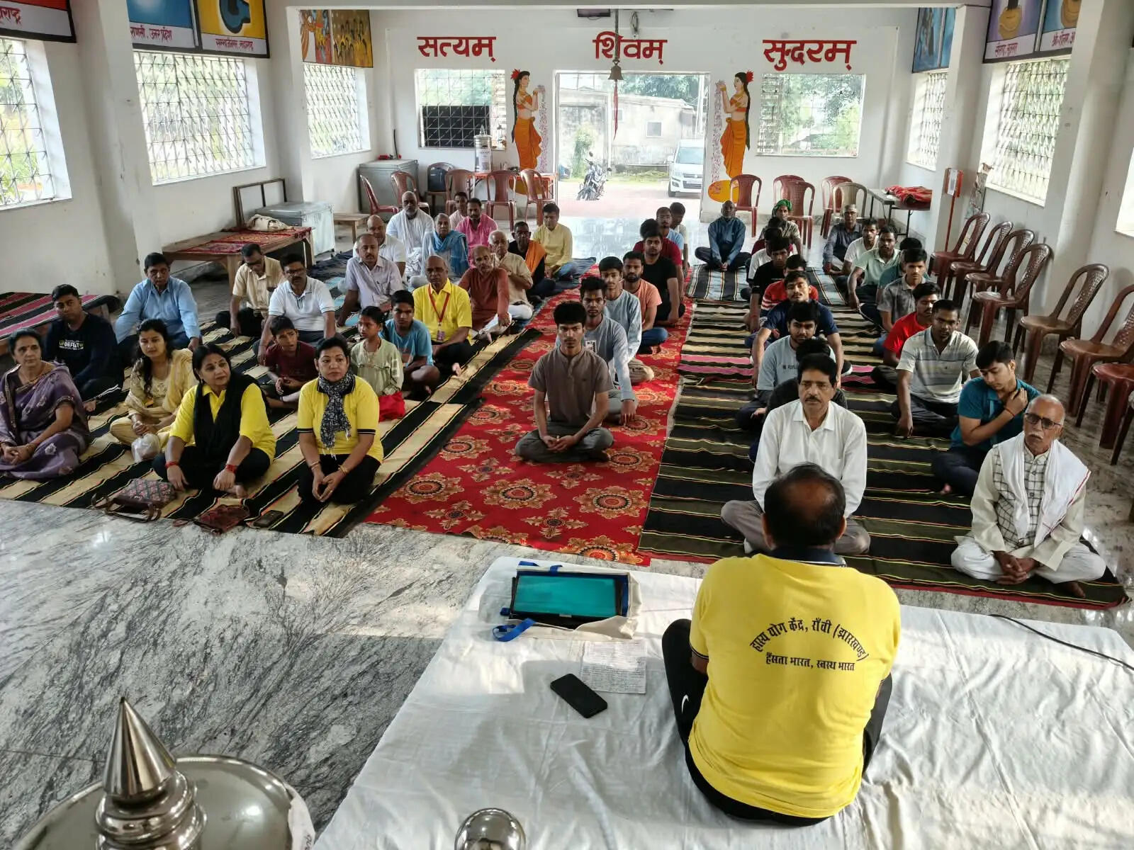बीएयू के पशुपतिनाथ मंदिर में हास्य योग पर कार्यशाला का आयोजन