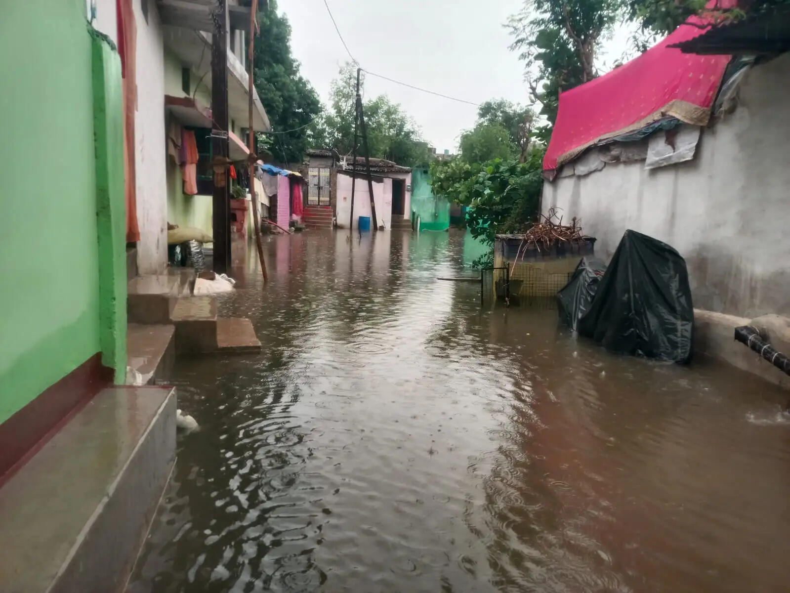 धमतरी शहर में निकासी व्यवस्था बदहाल, कई कालोनियों में जलभराव से बढ़ी परेशानी