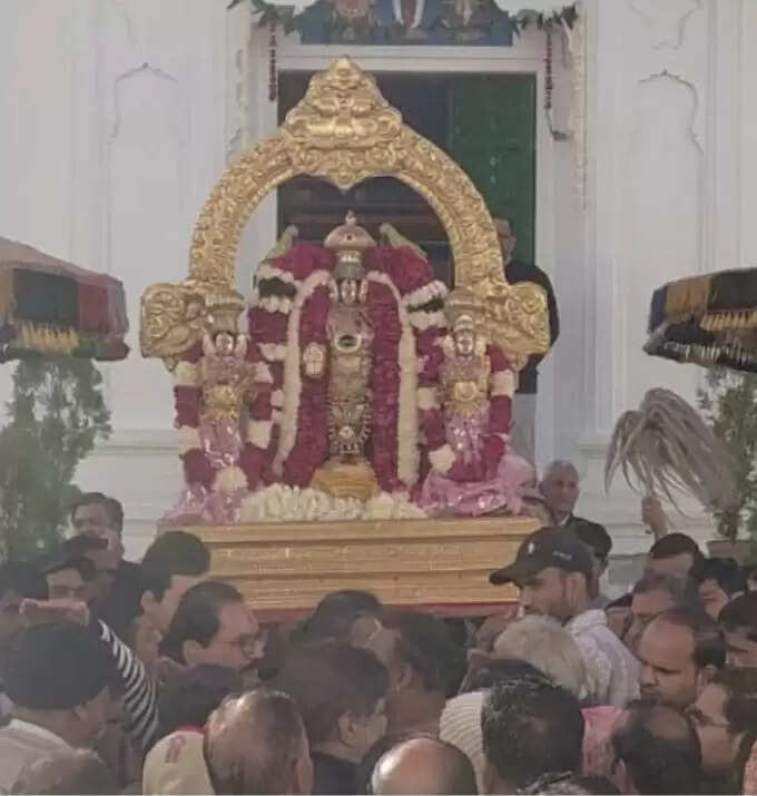 पुष्कर में वैकुण्ठ द्वार से बाहर आए भगवान वैकुंठनाथ, लगे जयकारे