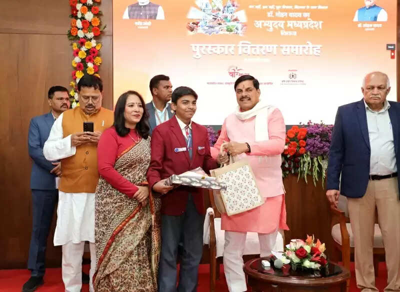 मप्रः मुख्यमंत्री डॉ. यादव ने अभ्युदय म.प्र. के विजयी प्रतियोगियों को किया पुरस्कृत