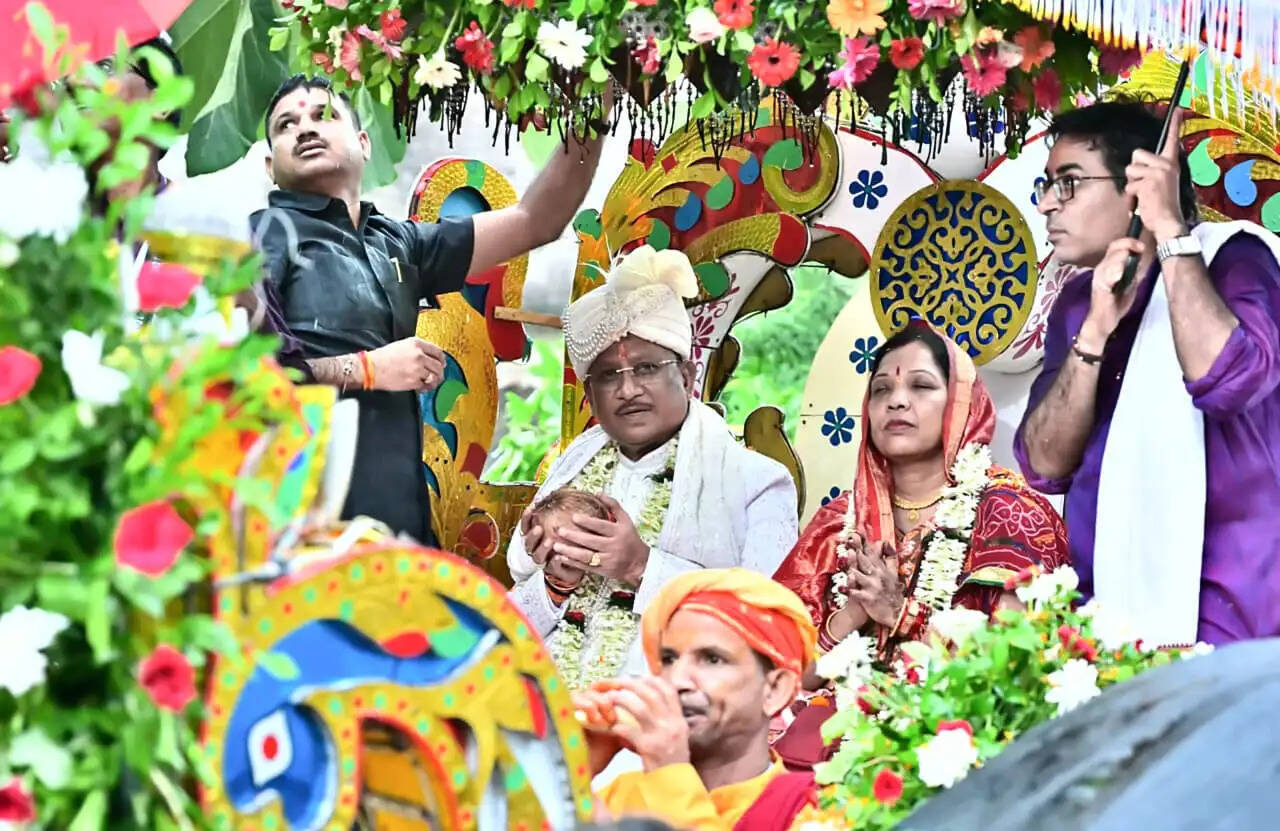 मुख्यमंत्री साय ने दोकड़ा की ऐतिहासिक रथयात्रा में निभाई गजपति महाराजा की परंपरा