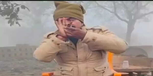 पुलिस कर्मी के हाथ में चिलम,गांजा और गिलास- वर्दी हुई शर्मसार