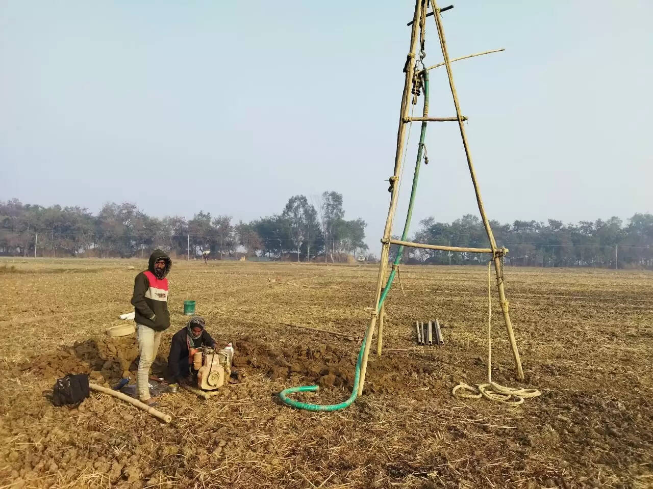 खेतों में तेल खोज से किसानों की बढ़ी चिंता, गेहूं की फसल हो रही बर्बाद