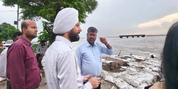 जिलाधिकारी ने मंगलपुर एवं चिवरही पंचायत के रेवहिया में कटाव स्थलों का किया निरीक्षण
