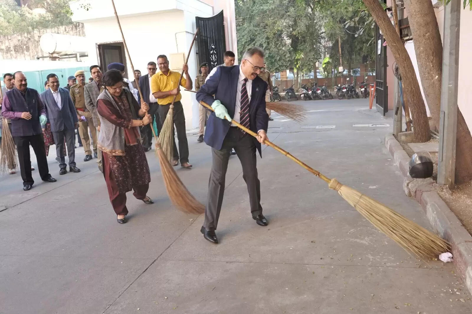 पुलिस मुख्यालय में स्वच्छ कार्यालय अभियान में डीजीपी शर्मा ने लगाई झाड़ू