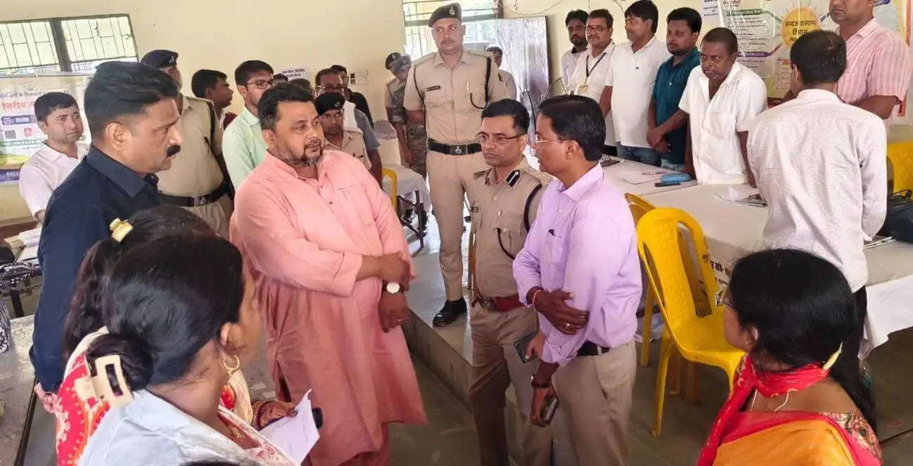 सहयोग शिविर में डीएम ने लिया सेवाओं व शिकायतों के निष्पादन का जायजा