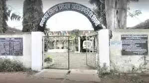 सिवनी में प्राथमिक शाला सिंगपुर समय से पूर्व बंद मिली, चार शिक्षकों पर अवैतनिक वेतन कटौती की कार्रवाई