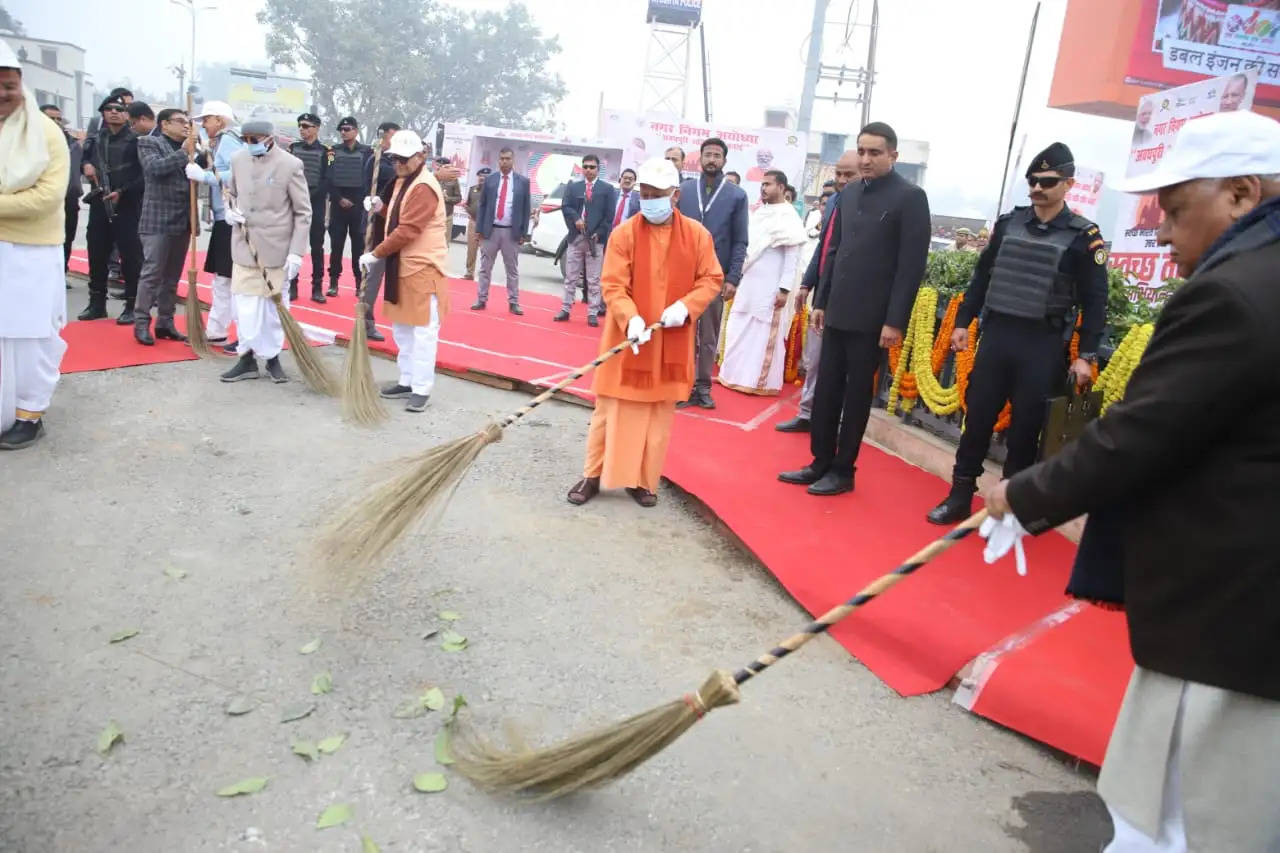 अयोध्या : मुख्यमंत्री योगी ने 75 ई-वाहनों को दिखाई हरी झंडी, डिजिटल टूरिस्ट ऐप भी किया लॉन्च