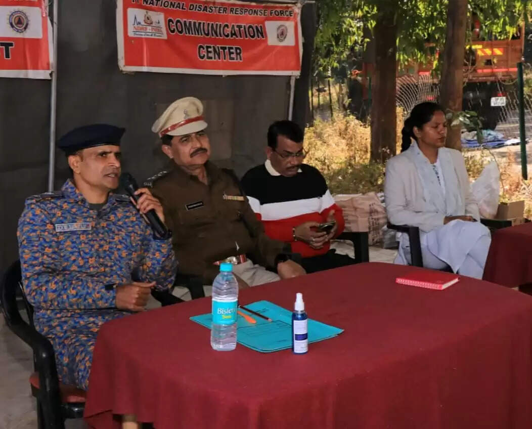 झाबुआ: जल आपदा प्रबंधन को लेकर एनडीआरएफ एवं एसडीईआरएफ का बहादुर सागर तालाब पर वाटर फ्लड रेस्क्यू डेमोंस्ट्रेशन