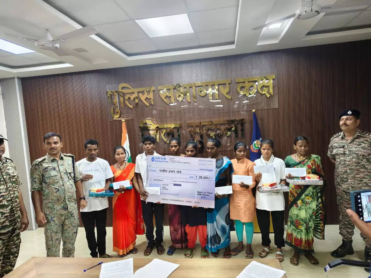 &nbsp;छत्तीसगढ़&nbsp;के&nbsp;सुकमा&nbsp;में&nbsp;52 लाख रुपये के इनामी नाै नक्सलियों ने किया आत्मसमर्पण