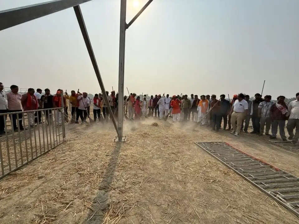 प्रधानमंत्री मोदी के जनसभा स्थल मेहंदीगंज में चला विशेष स्वच्छता अभियान