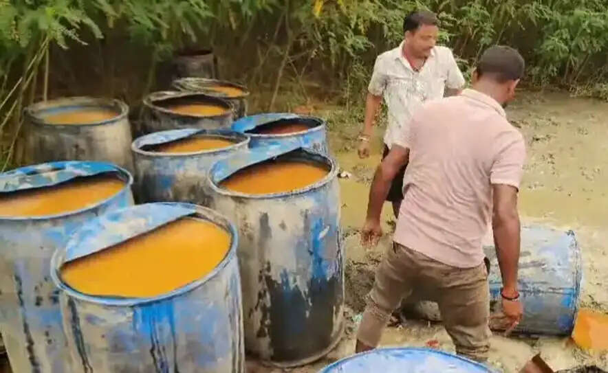 नवगछिया में उत्पाद पुलिस की कार्रवाई, 4000 लीटर जावा महुआ नष्ट, 140 लीटर चुलाई शराब बरामद