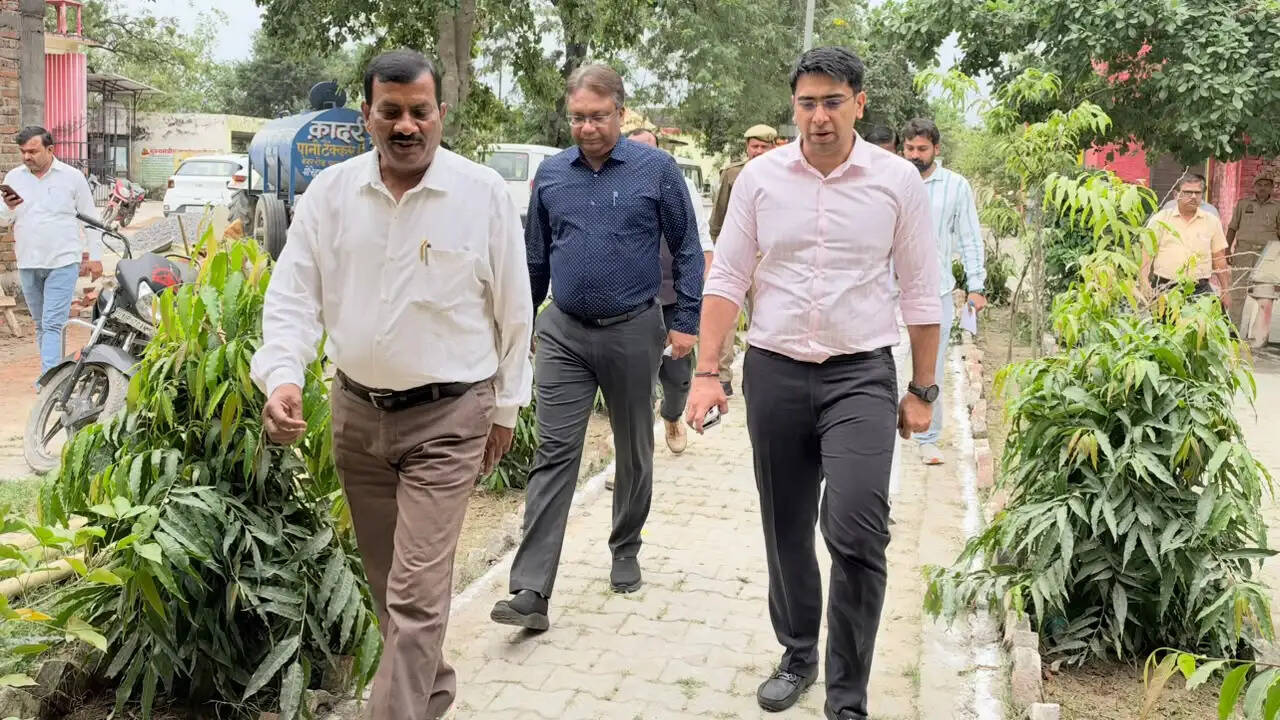 आकांक्षात्मक ब्लॉक राजेपुर का विशेष सचिव राजस्व अतुल वत्स ने किया निरीक्षण*