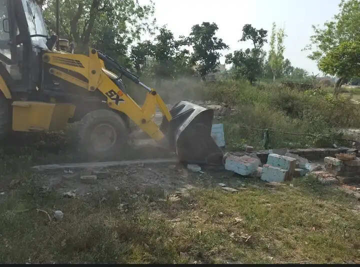 जनपद संभल में साढ़े छह बीघा सरकारी जमीन पर बनी 50 साल पुरानी मजार और कब्रों पर चला बुलडोजर
