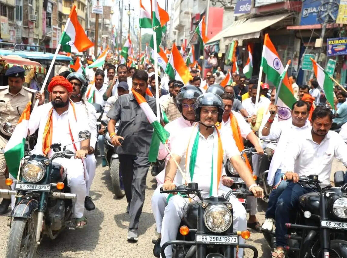 तिरंगे के रंग में रंगा सीवान, भाजपा की तिरंगा यात्रा में उमड़ा राष्ट्रभक्ति का सैलाब