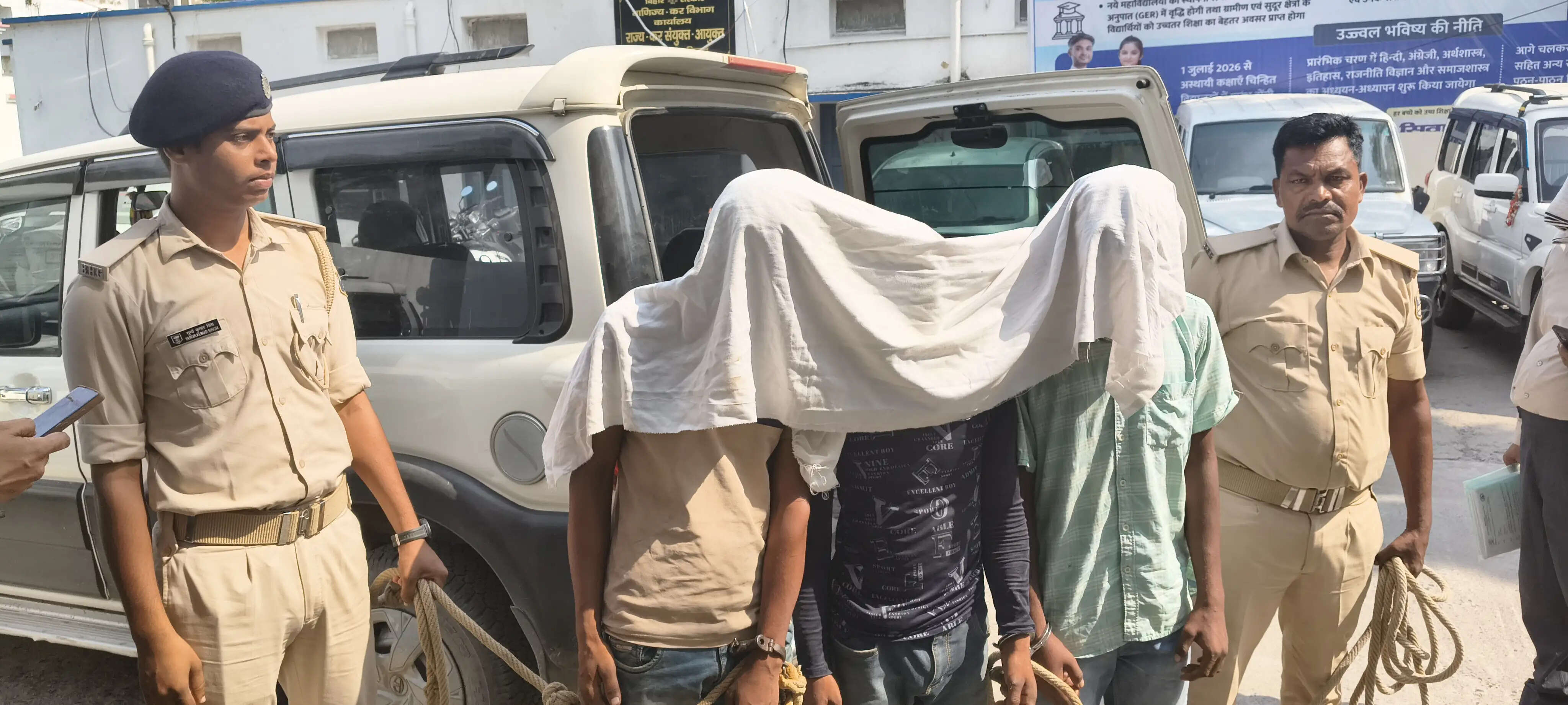 सिसवन के दोहरे हत्याकांड का खुलासा, तीन गिरफ्तार; मास्टरमाइंड फरार