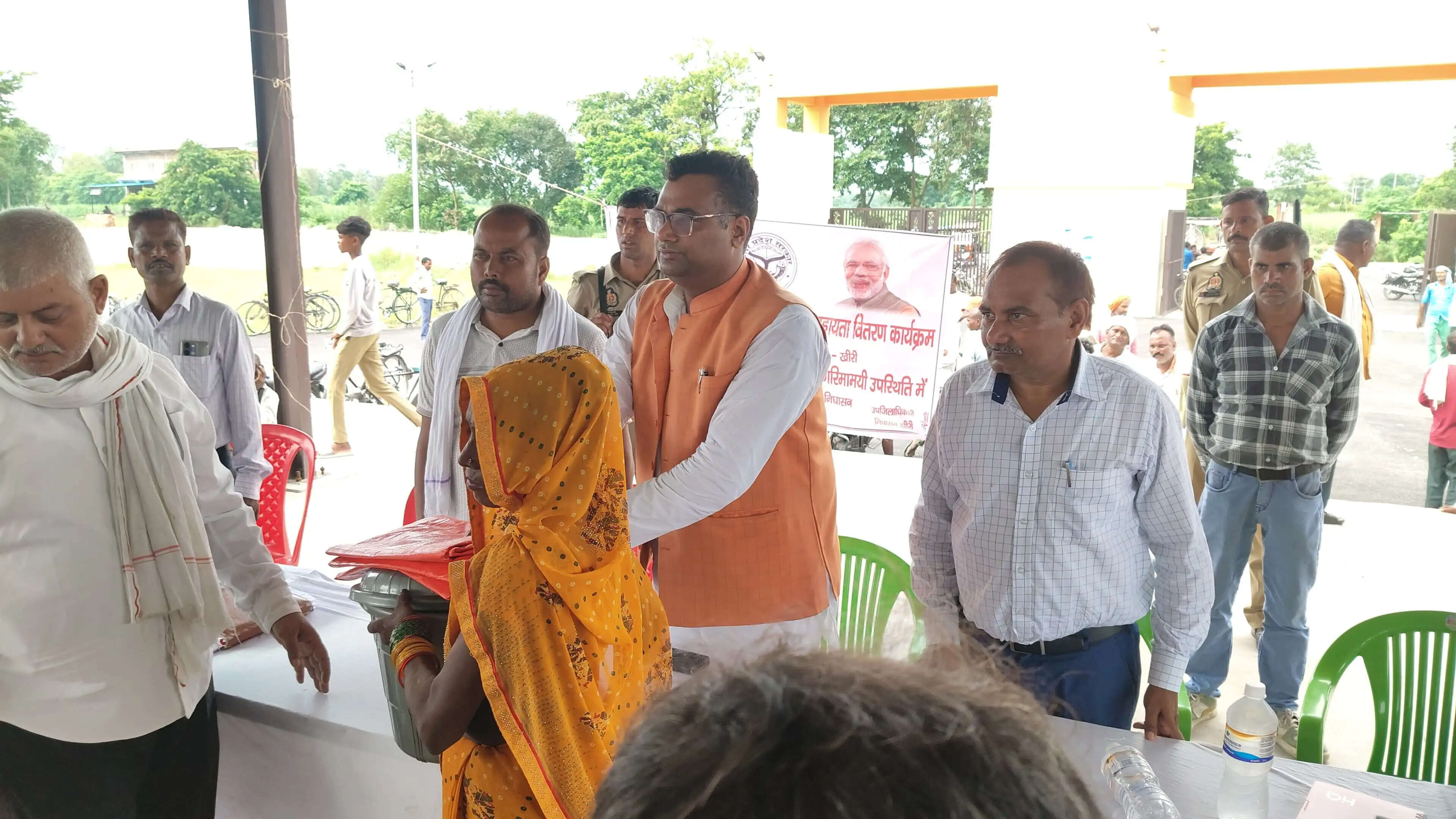 बाढ़ पीड़ितों के बीच पहुंचे विधायक शशांक वर्मा, एसडीएम के साथ बांटी राहत किट