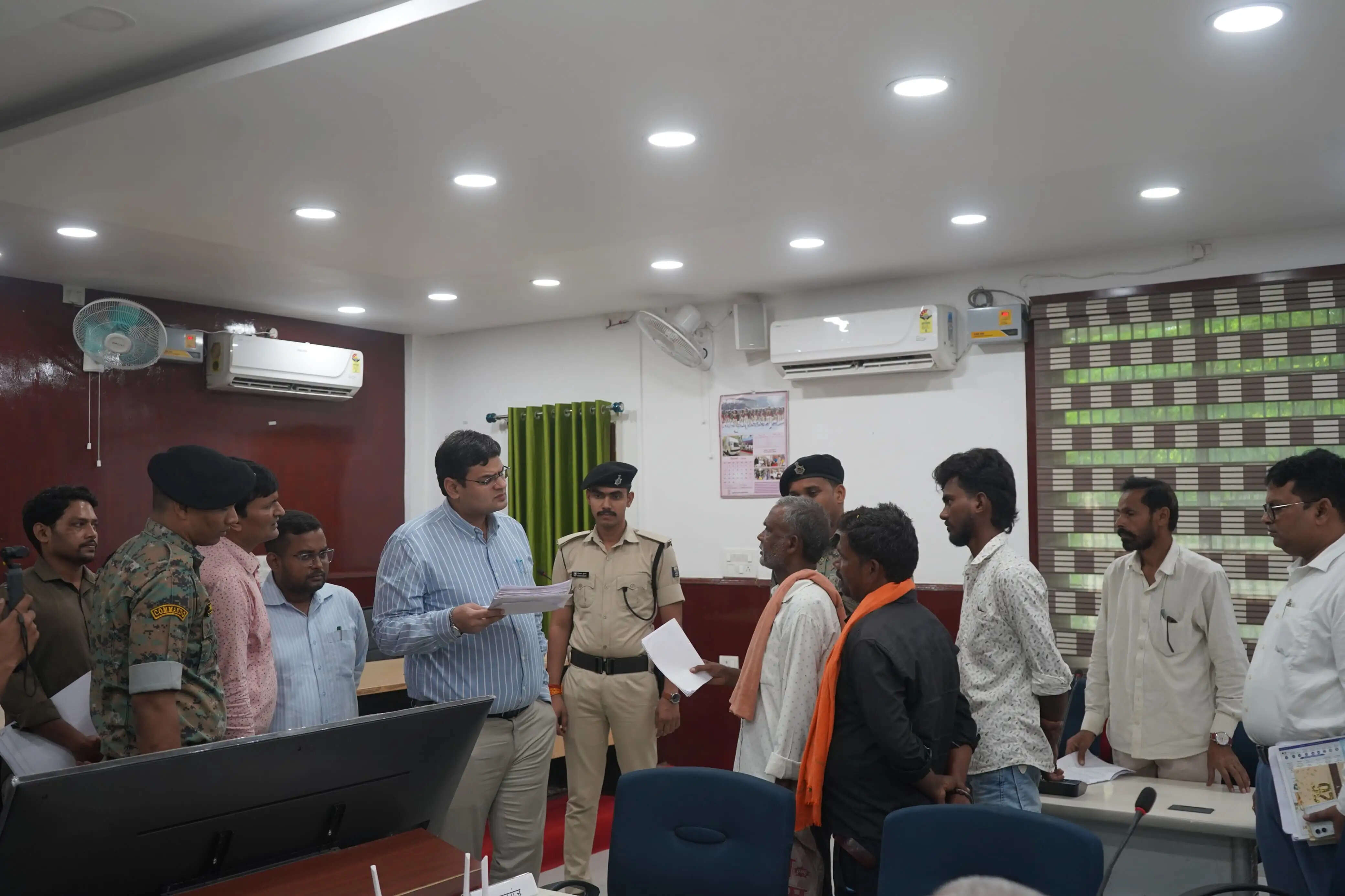 जनता दरबार में डीएम ने सुनी 95 फरियादियों की फरियाद