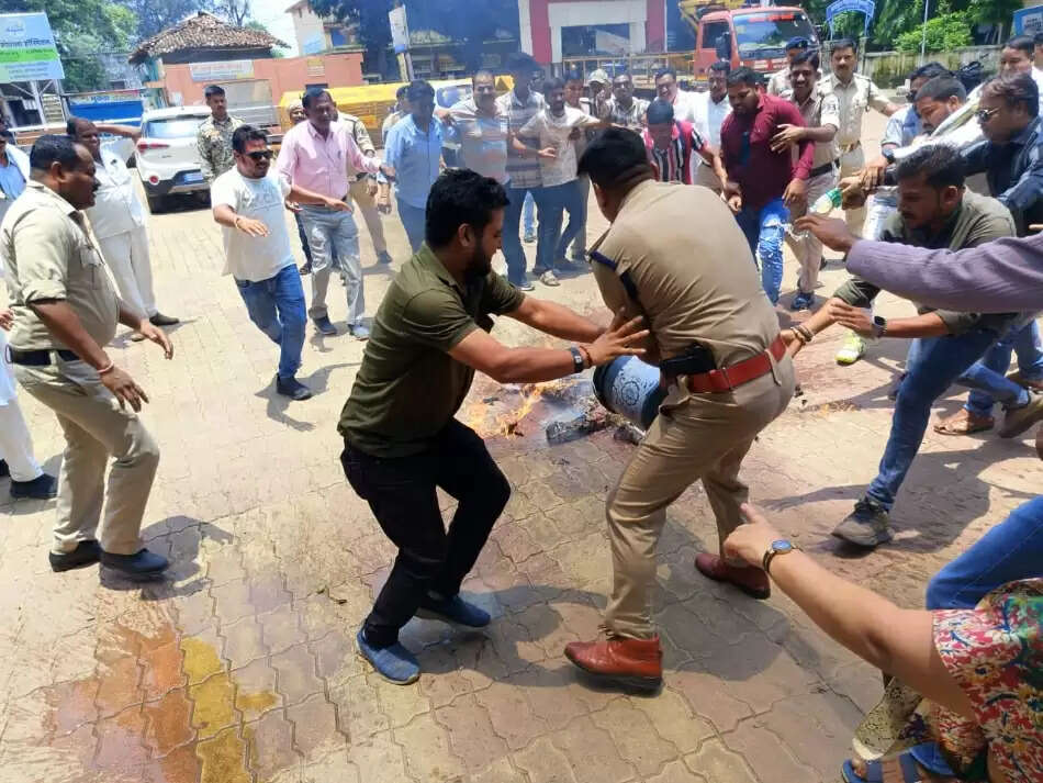 भाजपा सरकार व ईडी का फूंका पुतला, कांग्रेसियों व पुलिस के बीच झूमाझटकी