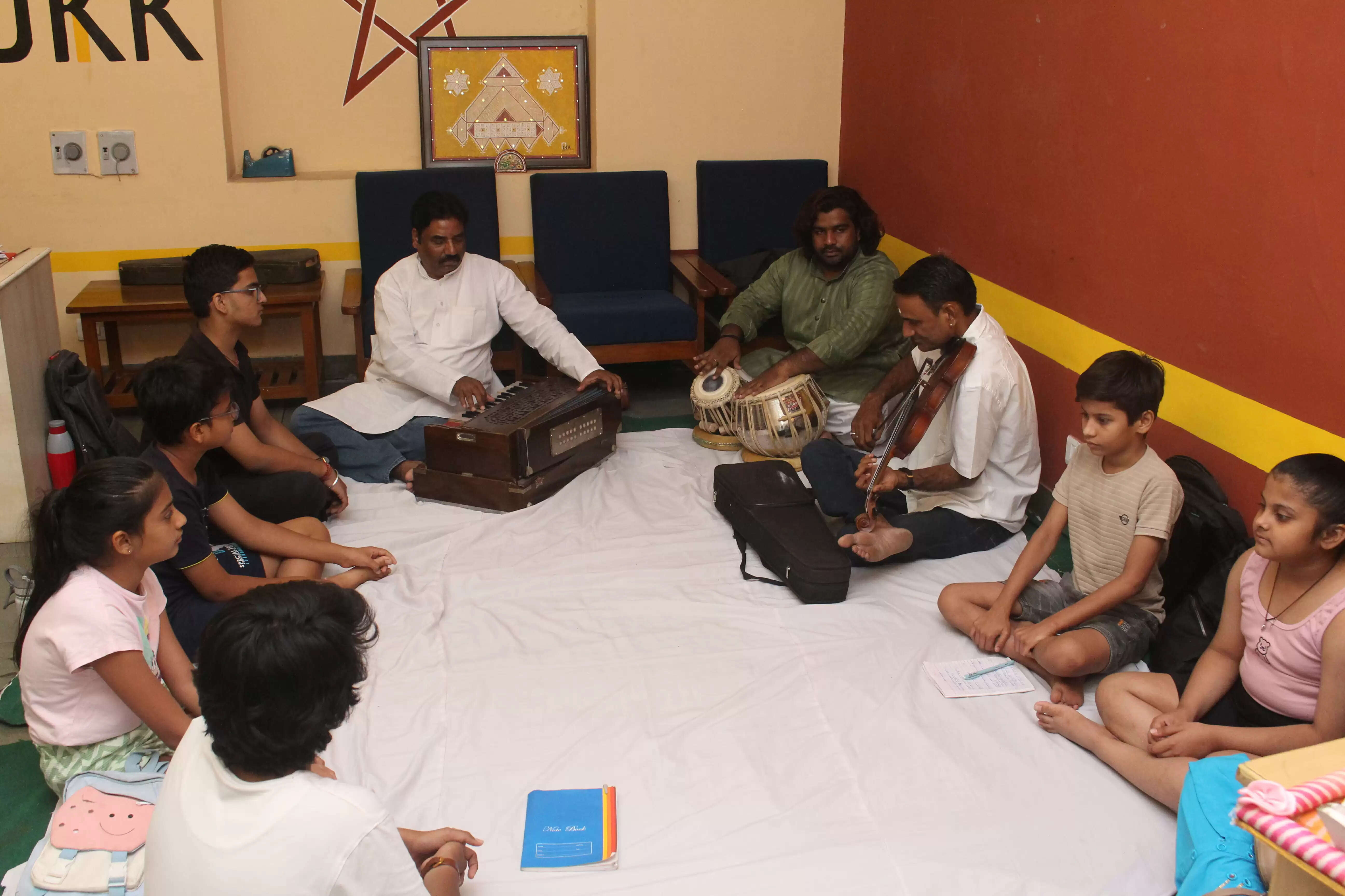 जवाहर कला केंद्र में जूनियर समर कैंप: गायन के गुर सीखने के साथ तबले पर अंगुलियों का जादू दिखा रहे बच्चे