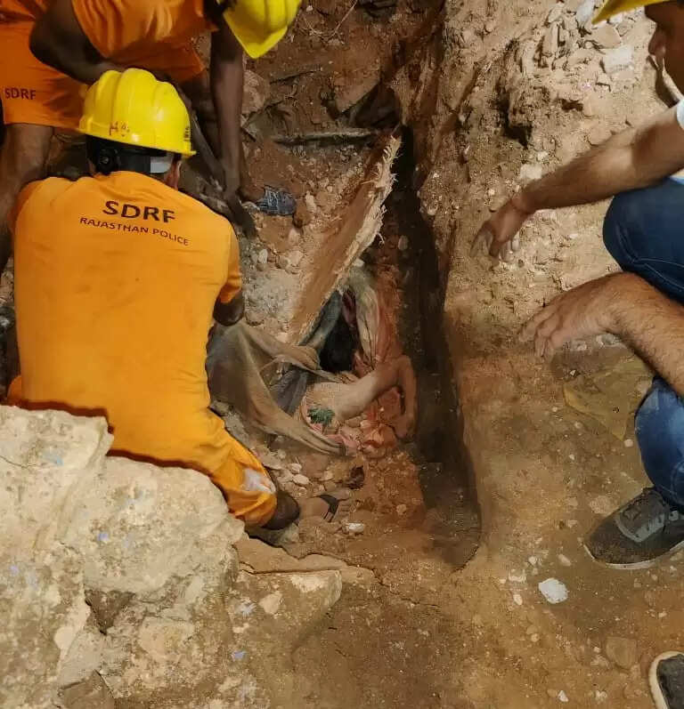 (अपडेट) जयपुर में जर्जर हवेली ढही, पिता-पुत्री की मौत