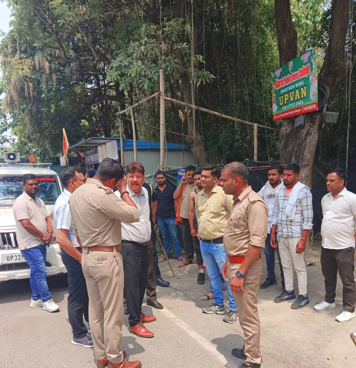 लोकबंधु चौराहे के सौंदर्यीकरण के लिए चला नगर निगम का बुलडोजर