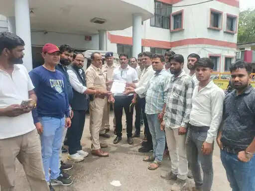 भोपाल:&nbsp;डॉ. अंबेडकर और बिरसा मुंडा के चित्रों के&nbsp;अपमान पर कार्रवाई की मांग, एससी-एसटी युवा संघ ने सौंपा ज्ञापन