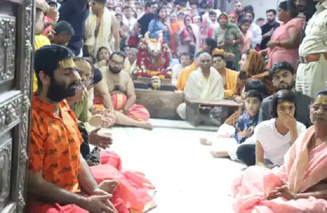 प्रसिद्ध गायक अरिजीत सिंह ने किए भगवान महाकाल के दर्शन, सपत्नीक भस्म आरती में हुए शामिल