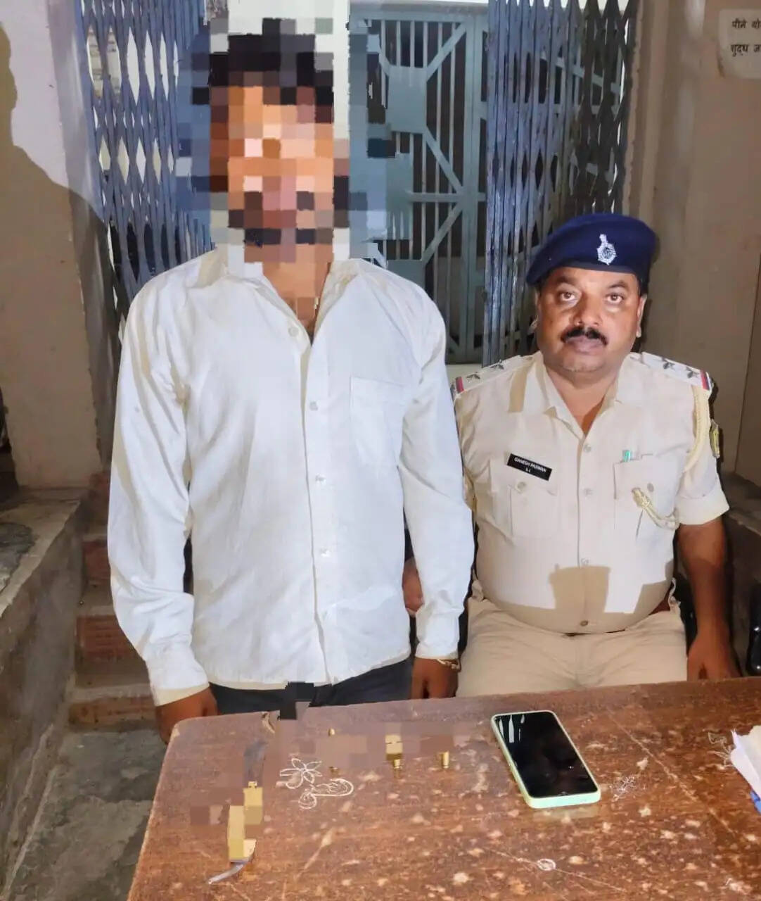 वाहन जांच के दौरान हथियार व चाकू के साथ एक गिरफ्तार